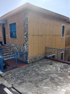 Budova, kde se prázdninový dům nachází