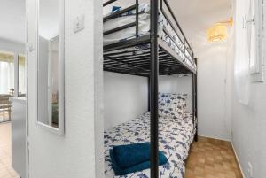 Posteľ alebo postele v izbe v ubytovaní T2 cabine Le Corail du Cap proche plage WIFI