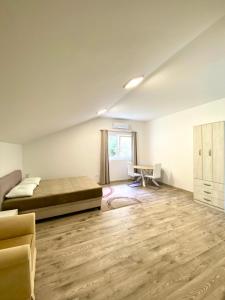una camera con letto e scrivania di Orachovac apartments a Kotor (Cattaro)