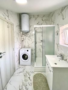 un bagno con lavatrice e asciugatrice a parete di Orachovac apartments a Kotor (Cattaro)