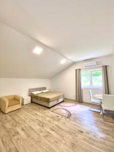 una camera con letto, tavolo e sedie di Orachovac apartments a Kotor (Cattaro)