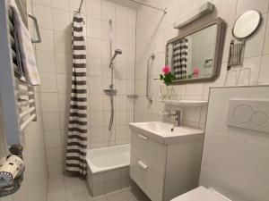 Koupelna v ubytování Haus Irmgard + 22 fotografií