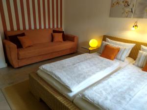 ein Wohnzimmer mit 2 Betten und einem Sofa in der Unterkunft Ferienwohnung am Wäldchen in Kurort Gohrisch