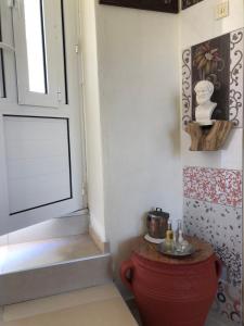 una stanza con un vaso rosso e una finestra di ARETI Sea View Mountain Cottage ad AmigdhalokeFálion