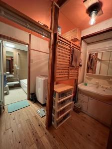 La salle de bains est pourvue d'une baignoire, d'un lavabo et d'un miroir. dans l'établissement GNARLY OWL, 
