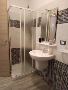 bagno con lavandino e doccia di Rocca Pinta Guest House ad Alghero