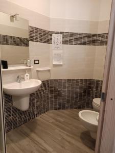 bagno con lavandino e servizi igienici di Rocca Pinta Guest House ad Alghero