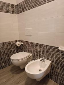 bagno con servizi igienici e lavandino di Rocca Pinta Guest House ad Alghero