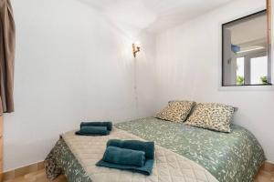 Posteľ alebo postele v izbe v ubytovaní T2 cabine Le Corail du Cap proche plage WIFI