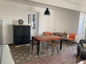 ein Esszimmer mit einem Holztisch und Stühlen in der Unterkunft Maison de village Cevenole climatisée à Branoux-Les-Taillades - Gard - #TravellerAwards 2024 in Branoux-les-Taillades