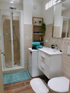Kúpeľňa v ubytovaní Six Fours les Plages - Le Brusc - Studio vue mer, climatisé