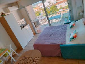 Un dormitorio con una cama y una ventana grande. en Six Fours les Plages - Le Brusc - Studio vue mer, climatisé, en Six-Fours-les-Plages
