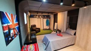 a small room with a bed and a living room at Charmoso Flat Funcional No PAPICU Próximo AO SHOPPING RIO MAR in Fortaleza