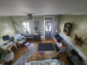 vista sul soffitto di un soggiorno con divano di Cool Vibes Cottage a Renovo
