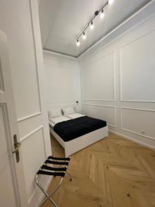 een kamer met een bed en een stoel. bij Casa Perla Danube in Boedapest