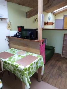 uma pequena cozinha com uma mesa e um micro-ondas em La cabane em Palogneux