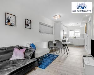 salon z kanapą i stołem w obiekcie Modern And Stylish Two Bedroom Apartments by Direct2hosts With Great Location! w Londynie