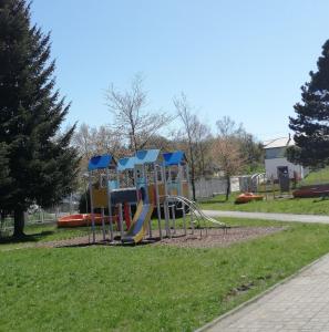 einen Spielplatz mit Rutsche in einem Park in der Unterkunft Apartament Zielone Wzgórze 2 in Jelenia Góra