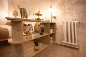 d'une étagère avec des vases et un radiateur dans l'établissement Meravigghia Suites Cefalù, à Cefalù