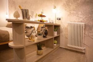 una stanza con mensola, vasi e radiatore di Meravigghia Suites Cefalù a Cefalù
