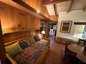 um quarto com uma cama e uma mesa num quarto em Stanford Farmhouse em Palo Alto