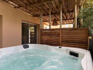 Zdjęcie z galerii obiektu T3 avec spa, hyper centre, port w mieście Porto-Vecchio