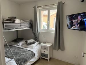 Łóżko lub łóżka w pokoju w obiekcie T3 avec spa, hyper centre, port