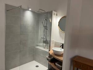 Łazienka w obiekcie T3 avec spa, hyper centre, port