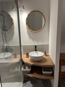 Łazienka w obiekcie T3 avec spa, hyper centre, port