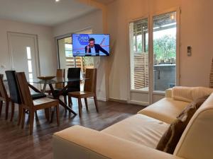 salon z kanapą, stołem i telewizorem w obiekcie T3 avec spa, hyper centre, port w mieście Porto-Vecchio