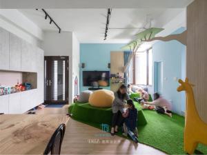 a family in a living room with a green couch at Muco Muco Bnb in Yilan City