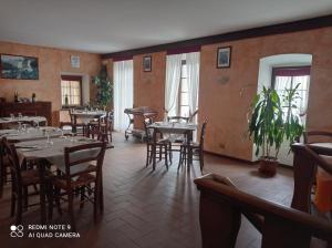 a restaurant with tables and chairs in a room at Il Vapore in Oggebbio