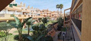 balkon budynku z roślinami i budynkami w obiekcie APARTAMENTO CASARES PLAYA w mieście San Luis de Sabinillas