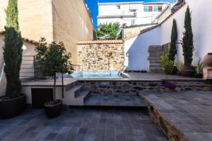un patio con piscina en un edificio en Apartamentos Turísticos DE LA BERNARDA, en Cáceres