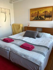 um quarto com uma cama com duas toalhas em Sveriges minsta Hotell! Hôtel Gruyère em Landskrona