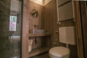 a bathroom with a toilet and a sink at Albergo La Pietra in Roccalbegna