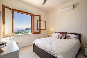 Posteľ alebo postele v izbe v ubytovaní Villa Azuria con Piscina Privata Vista Mare + 37 fotografií