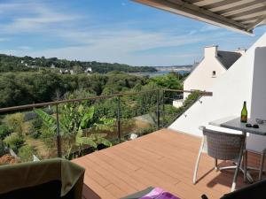 een balkon van een huis met een tafel en stoelen bij Les Terrasses du Ris in Douarnenez