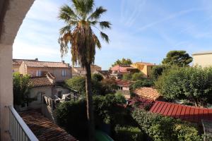 - une vue sur une ville avec un palmier dans l'établissement Ô Soleil - T3 à 50m de la plage des Lecques, à Saint-Cyr-sur-Mer