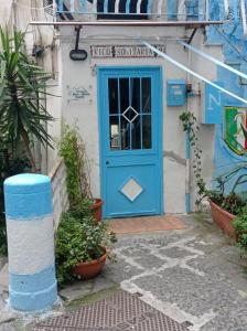 una puerta azul en el lateral de un edificio en Blue House Napoli, en Nápoles