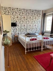 Säng eller sängar i ett rum på Sveriges minsta Hotell! Hôtel Gruyère