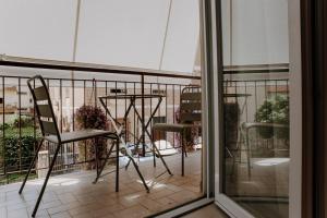 einen Balkon mit 2 Stühlen und einem Tisch in der Unterkunft PETRARCA17 Guest house a due passi dal mare in Terracina