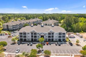 uma vista aérea de um hotel com estacionamento em Crow Creek Carolina Greens em Calabash