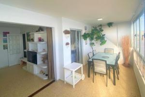 - une salle à manger avec une table et des chaises dans l'établissement Salinetas, frente al mar y playa, à Telde