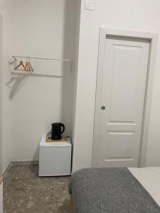 1 dormitorio con cama y puerta blanca en Maison Silvia, en Nápoles