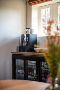 a counter with a coffee maker on top of it at Anno 1673 in Evergem