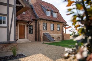 a brick house with a door on the side of it at Anno 1673 in Evergem