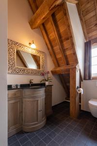 a bathroom with a sink and a mirror at Anno 1673 in Evergem