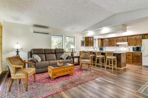 un soggiorno con divano e una cucina di Riverfront Cabin with Deck Near Merwin Lake Park! a Woodland