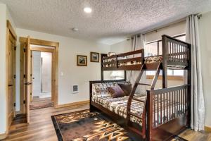 Zimmer mit einem Etagenbett und einer Treppe in der Unterkunft Riverfront Cabin with Deck Near Merwin Lake Park! in Woodland